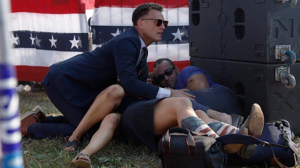 A Secret Service member and members of the crowd are seen at republican presidential candidate former President Do<em></em>nald Trump's rally